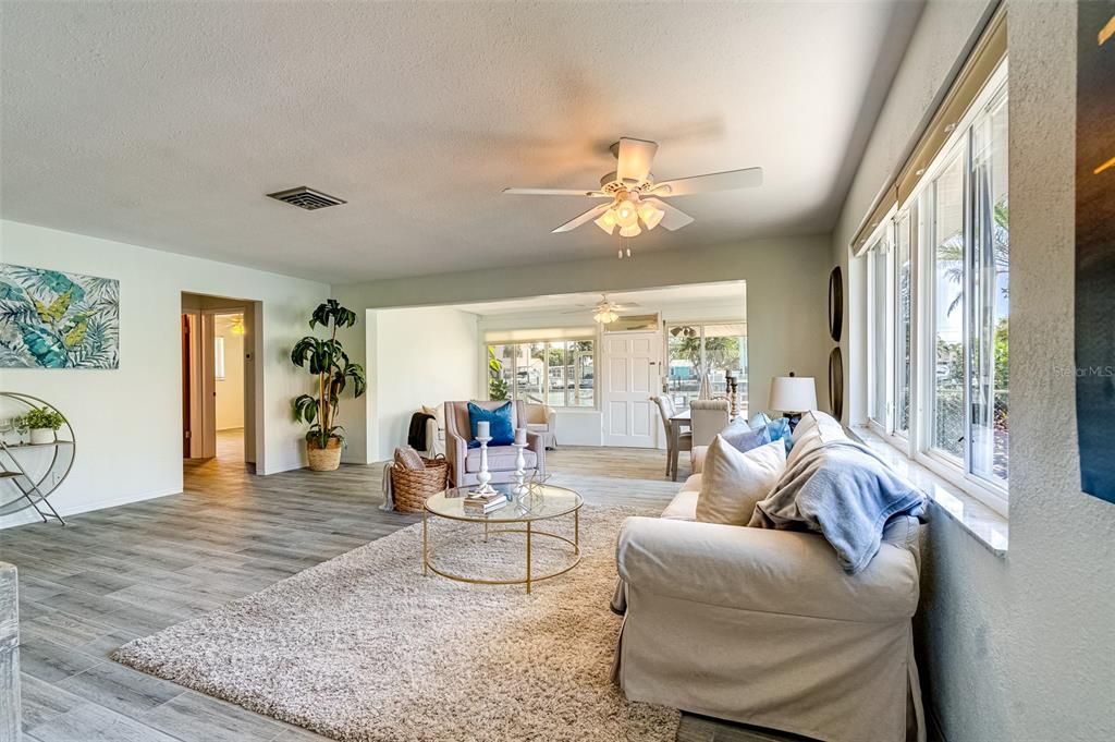 Recently Sold: $950,000 (2 beds, 2 baths, 1596 Square Feet)