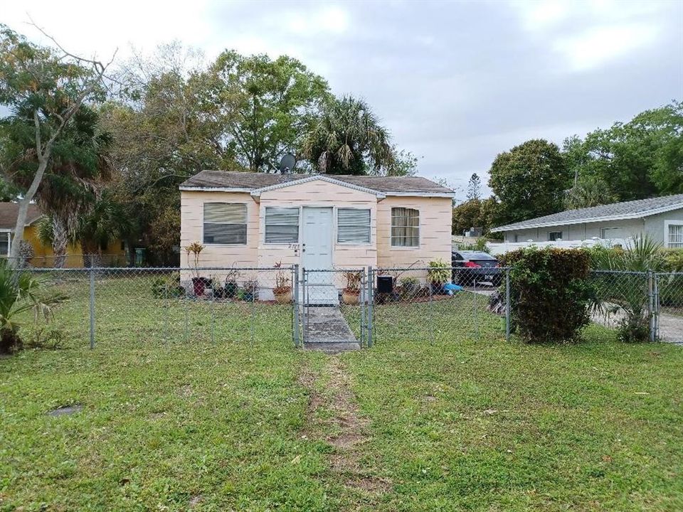 Recently Sold: $180,000 (2 beds, 1 baths, 841 Square Feet)