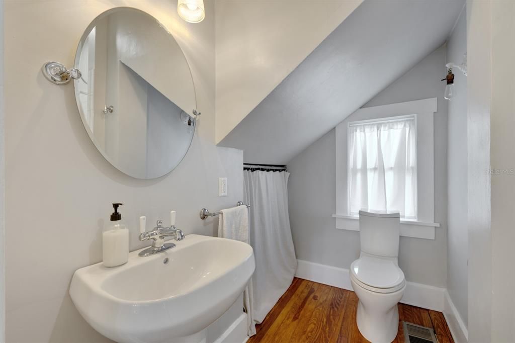 最近售出: $700,000 (3 贝兹, 2 浴室, 1766 平方英尺)