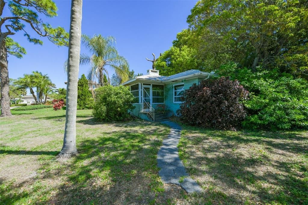 Recently Sold: $1,300,000 (2 beds, 1 baths, 1224 Square Feet)
