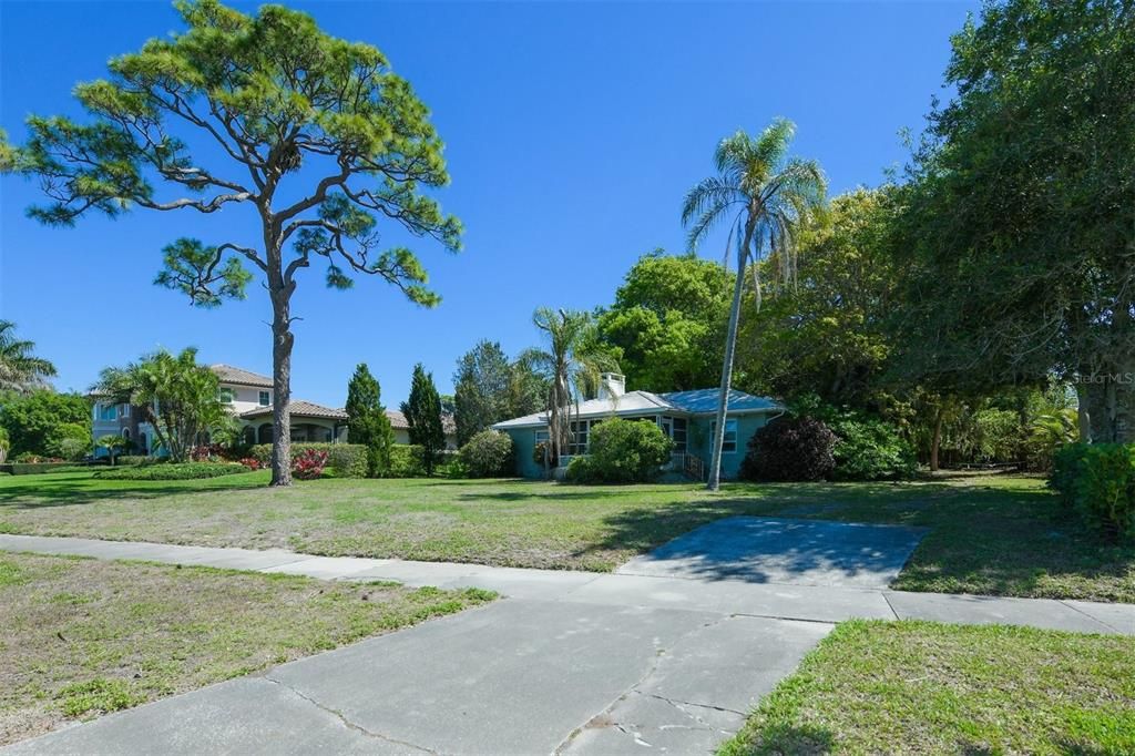 Recently Sold: $1,300,000 (2 beds, 1 baths, 1224 Square Feet)