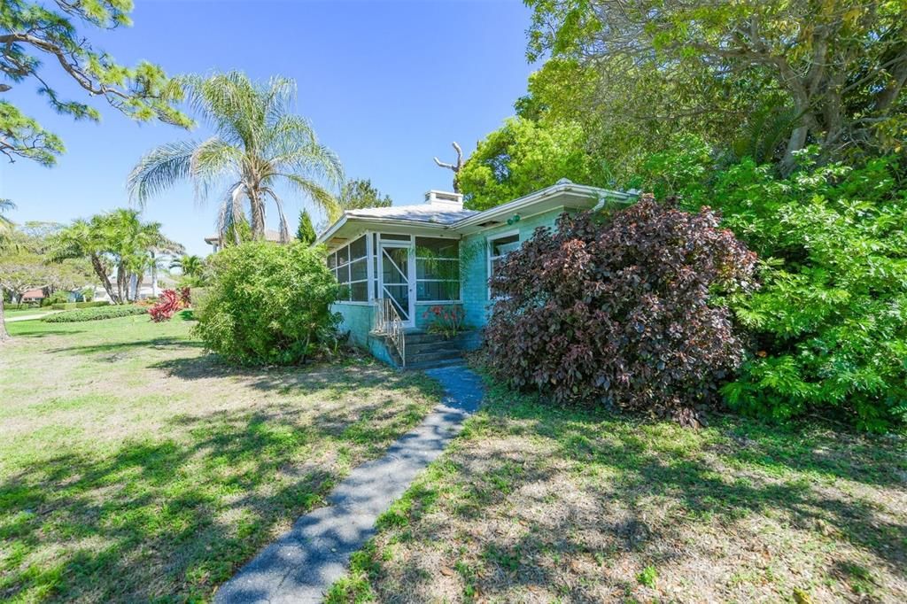 Recently Sold: $1,300,000 (2 beds, 1 baths, 1224 Square Feet)