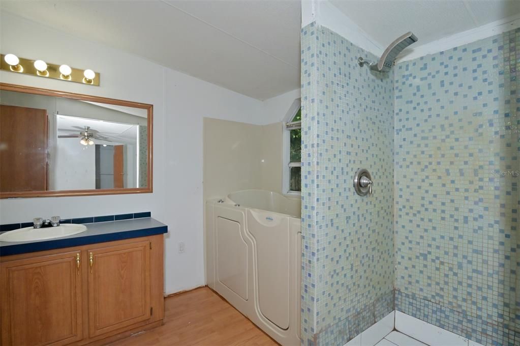 最近售出: $210,000 (3 贝兹, 2 浴室, 1294 平方英尺)