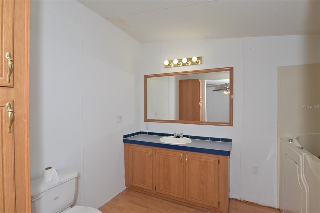 最近售出: $210,000 (3 贝兹, 2 浴室, 1294 平方英尺)