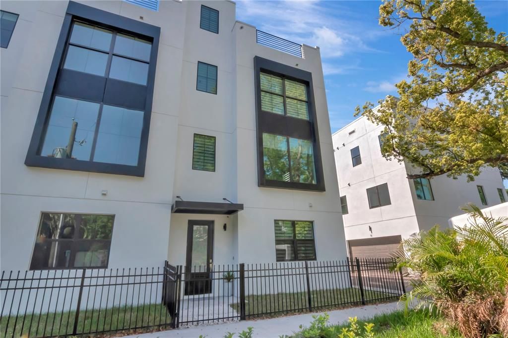Recently Sold: $799,000 (3 beds, 3 baths, 2368 Square Feet)