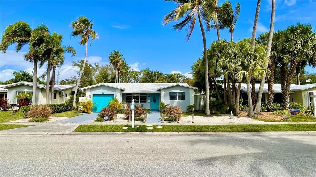 Recently Sold: $1,350,000 (4 beds, 2 baths, 1612 Square Feet)