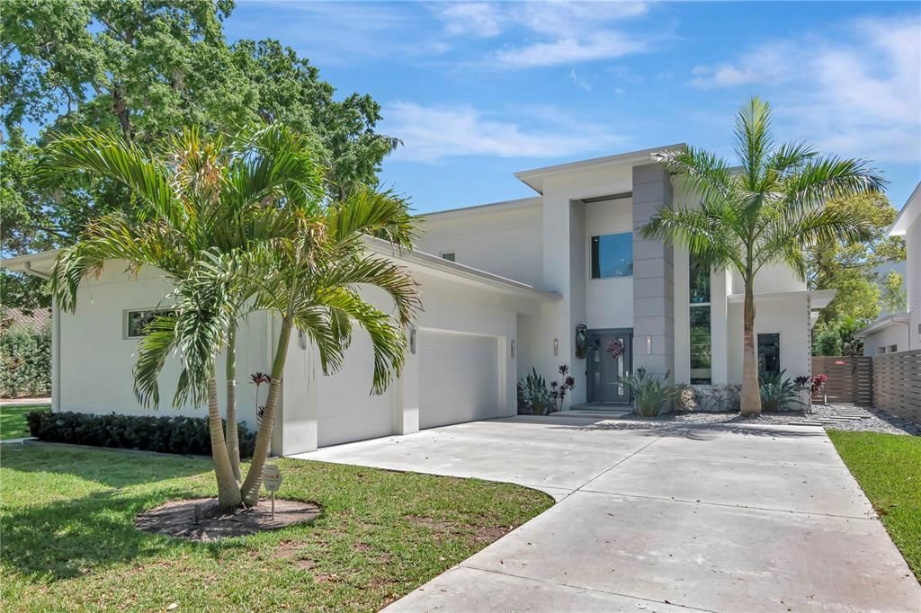Recently Sold: $2,999,000 (4 beds, 3 baths, 3923 Square Feet)