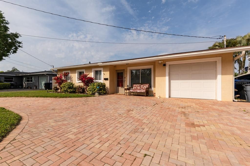 Recently Sold: $560,000 (3 beds, 2 baths, 1306 Square Feet)