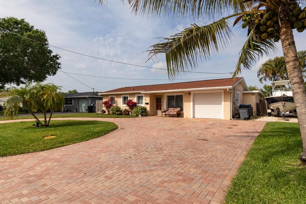 Recently Sold: $560,000 (3 beds, 2 baths, 1306 Square Feet)