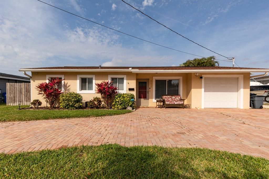 Recently Sold: $560,000 (3 beds, 2 baths, 1306 Square Feet)