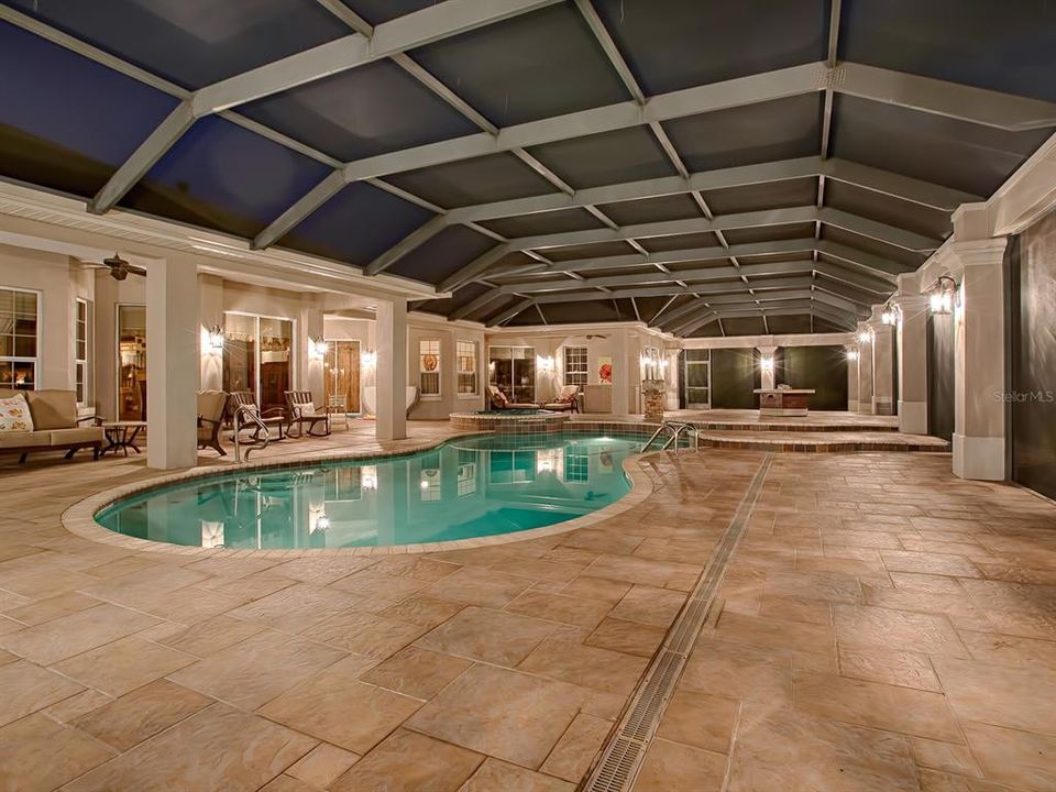 SPECTACULAR POOL, SPA AND OUTDOOR LIVING SPACE!