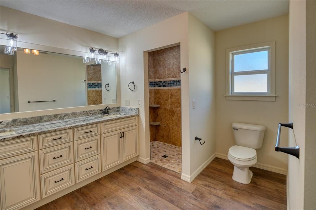 Master bathroom w/walk-in shower