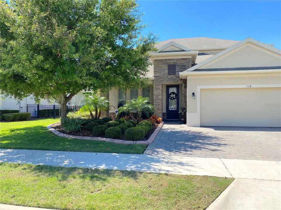 Recently Sold: $640,000 (4 beds, 2 baths, 2560 Square Feet)