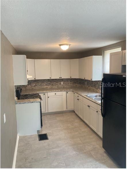 Recently Rented: $1,950 (4 beds, 3 baths, 1850 Square Feet)