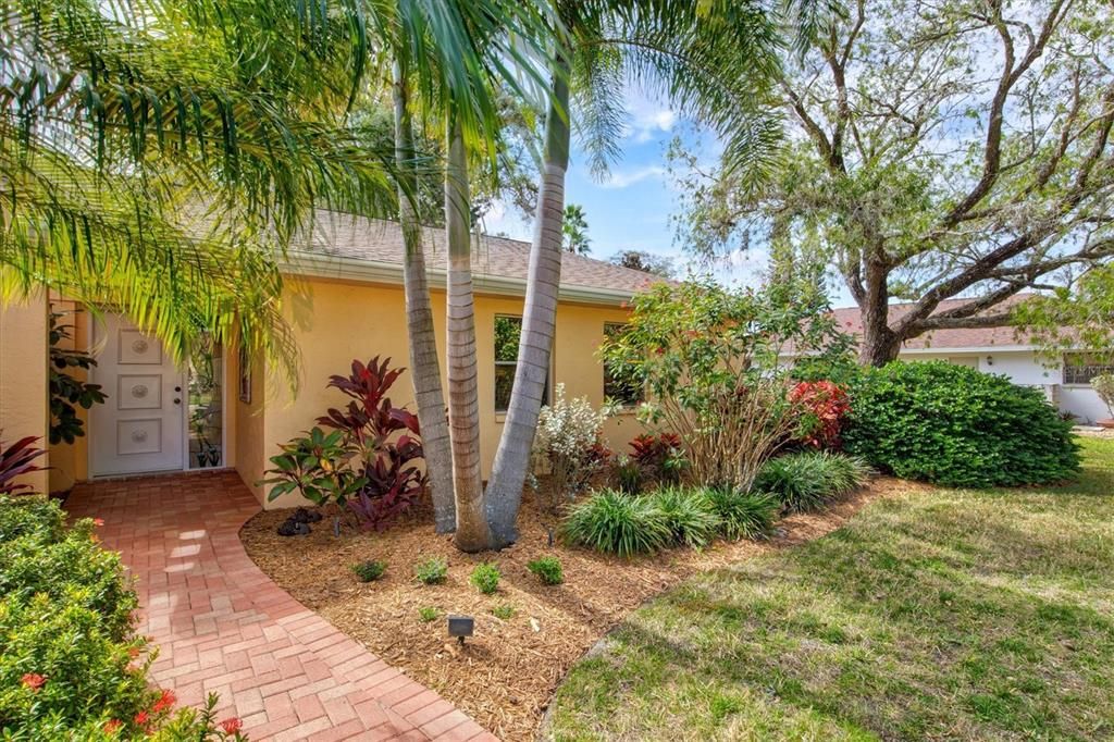 Recently Sold: $750,000 (3 beds, 2 baths, 1877 Square Feet)