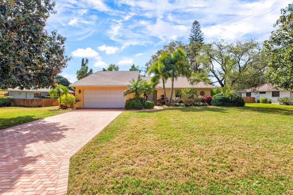 Recently Sold: $750,000 (3 beds, 2 baths, 1877 Square Feet)