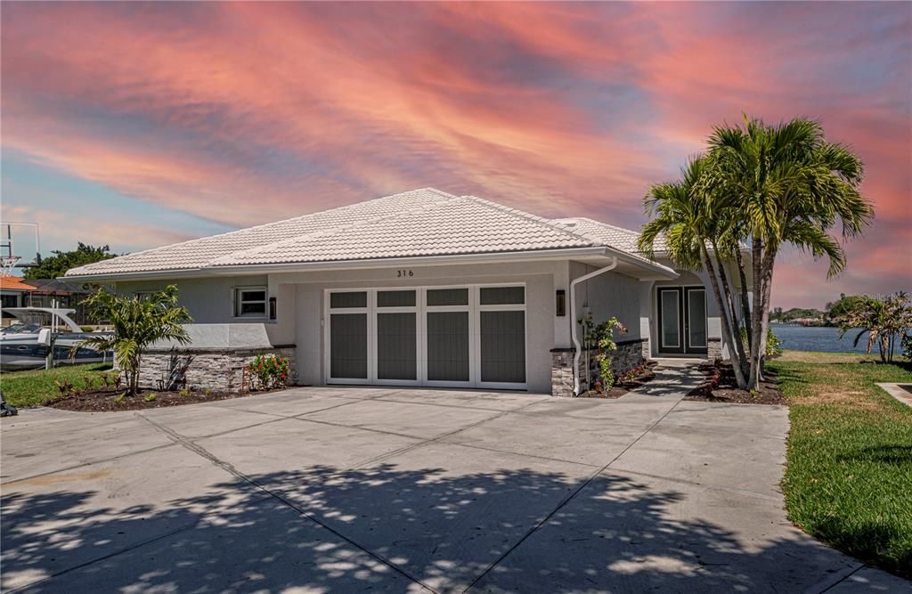 Recently Sold: $3,395,000 (3 beds, 3 baths, 2716 Square Feet)