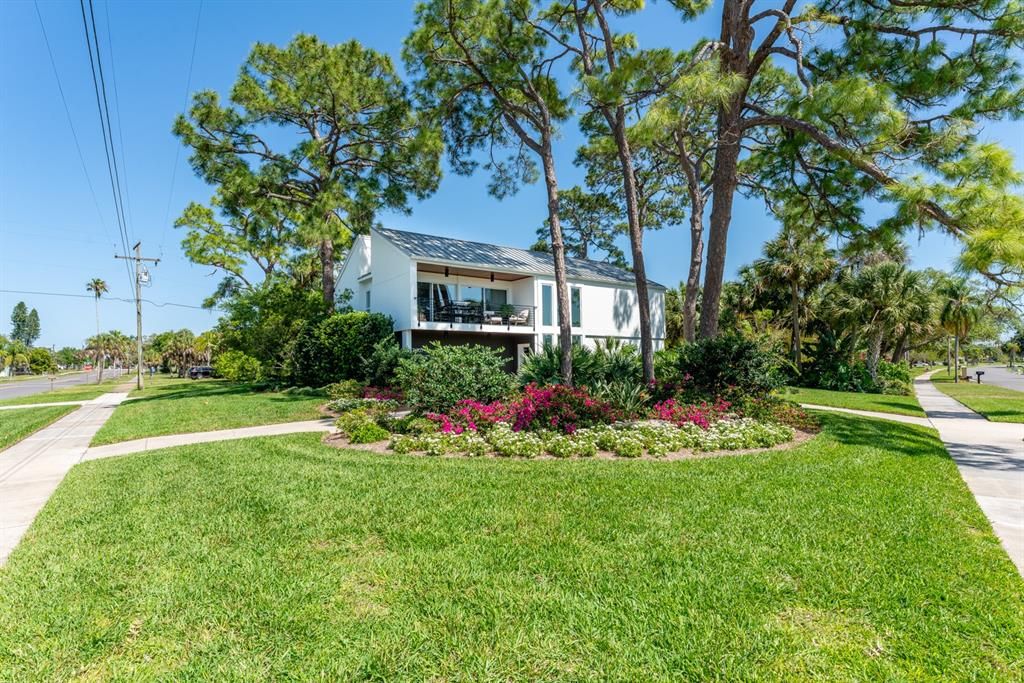 Recently Sold: $1,385,000 (3 beds, 2 baths, 2310 Square Feet)