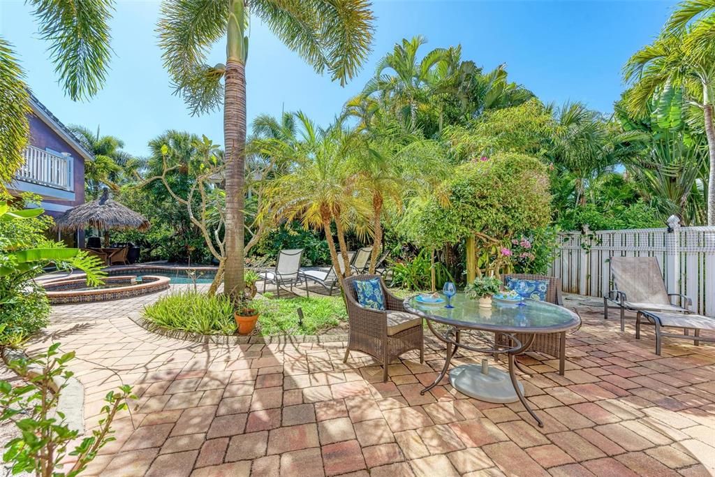 Recently Sold: $995,000 (3 beds, 2 baths, 1575 Square Feet)