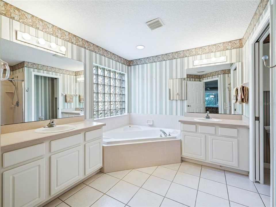 最近售出: $319,900 (3 贝兹, 2 浴室, 1950 平方英尺)