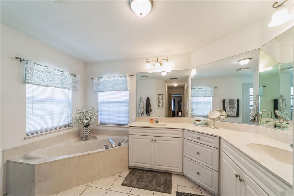 Recently Sold: $550,000 (3 beds, 2 baths, 2574 Square Feet)