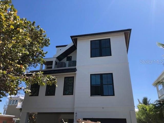 Recently Sold: $2,800,000 (4 beds, 4 baths, 2019 Square Feet)
