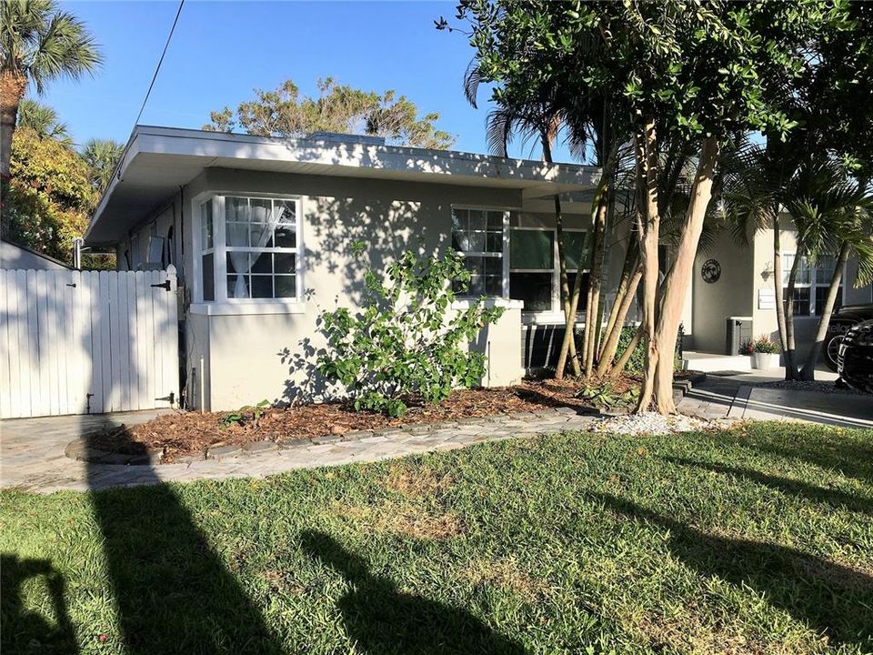 Recently Sold: $895,000 (3 beds, 3 baths, 1563 Square Feet)