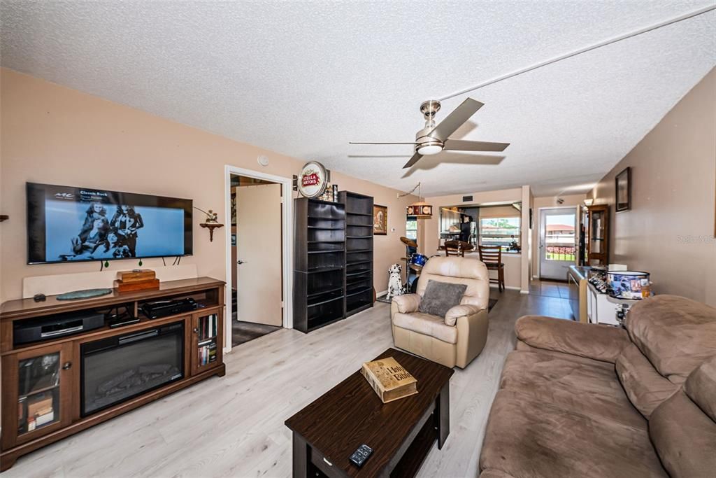 Recently Sold: $409,000 (2 beds, 2 baths, 890 Square Feet)