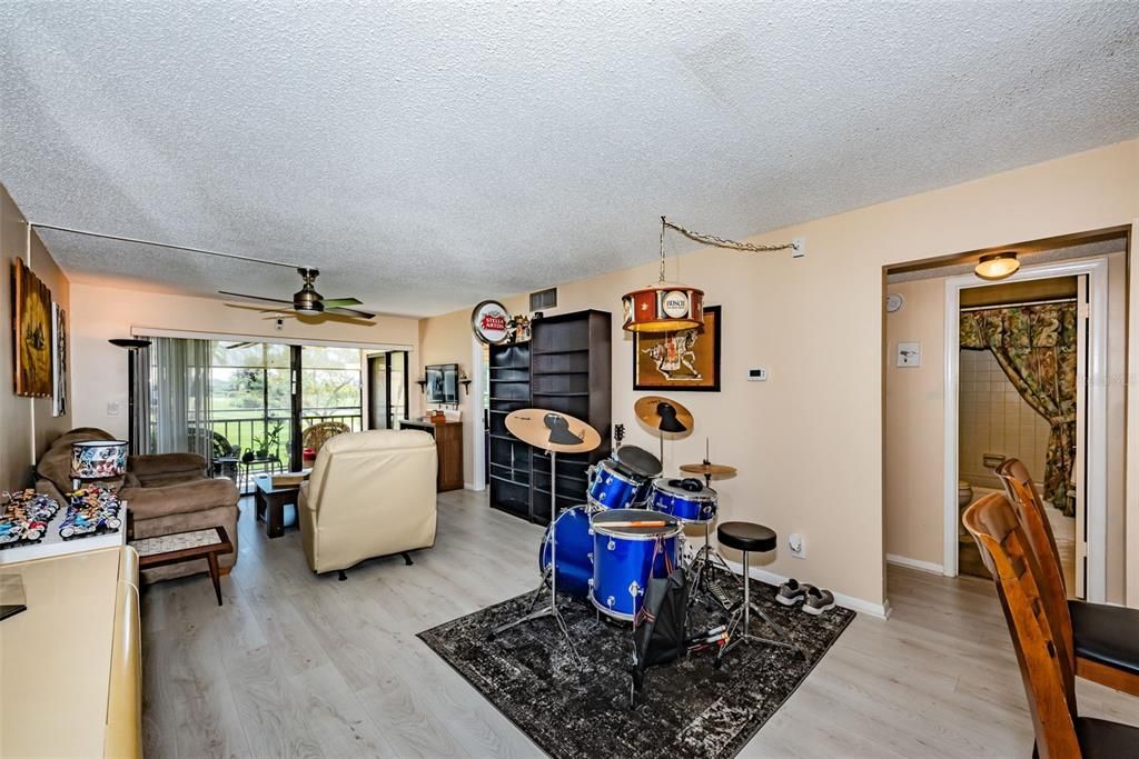 Recently Sold: $409,000 (2 beds, 2 baths, 890 Square Feet)