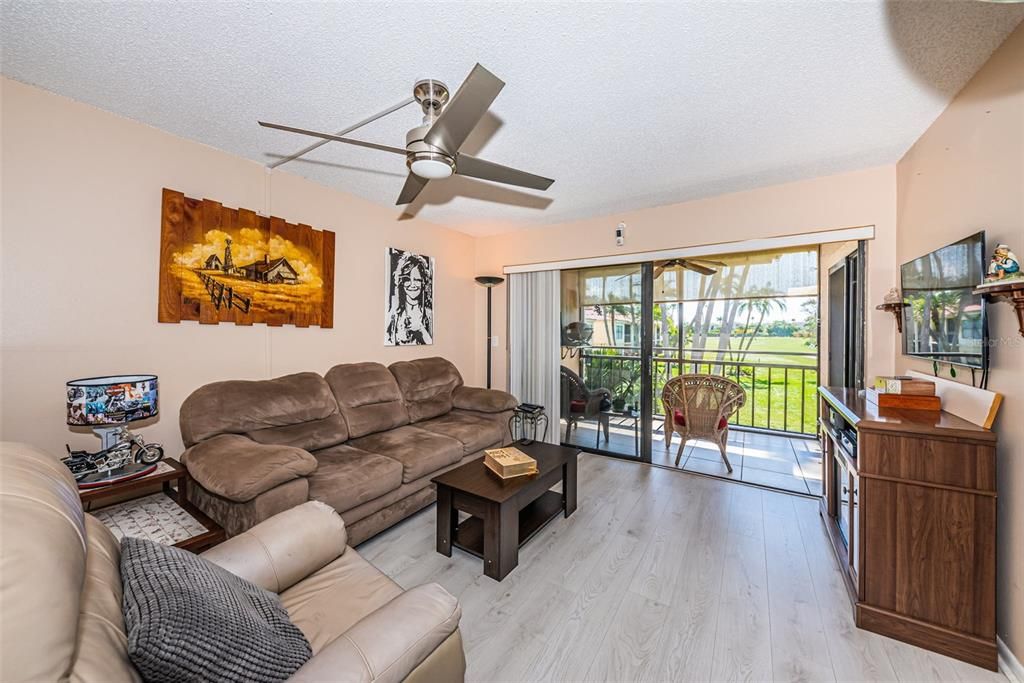 Recently Sold: $409,000 (2 beds, 2 baths, 890 Square Feet)