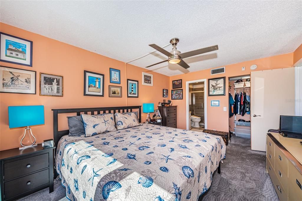 Recently Sold: $409,000 (2 beds, 2 baths, 890 Square Feet)