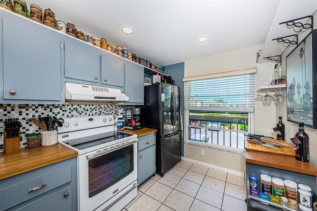 Recently Sold: $409,000 (2 beds, 2 baths, 890 Square Feet)