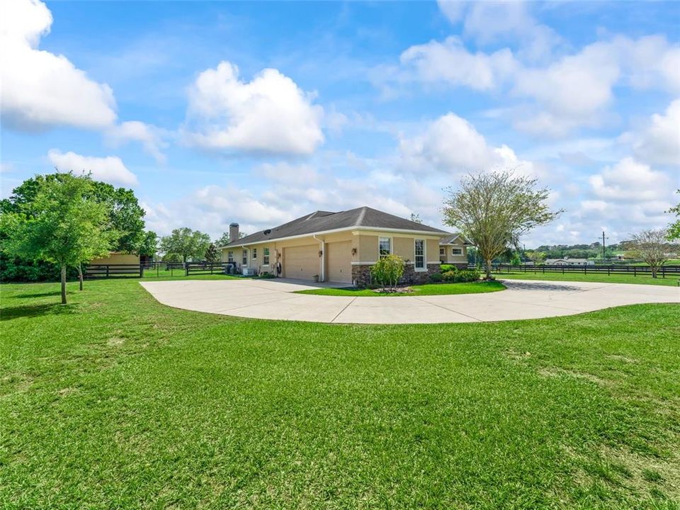 Recently Sold: $825,000 (3 beds, 3 baths, 2714 Square Feet)