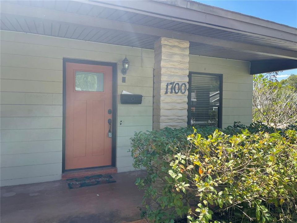 Active With Contract: $2,300 (3 beds, 1 baths, 1372 Square Feet)