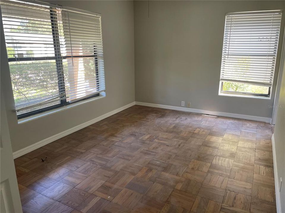 Active With Contract: $2,300 (3 beds, 1 baths, 1372 Square Feet)