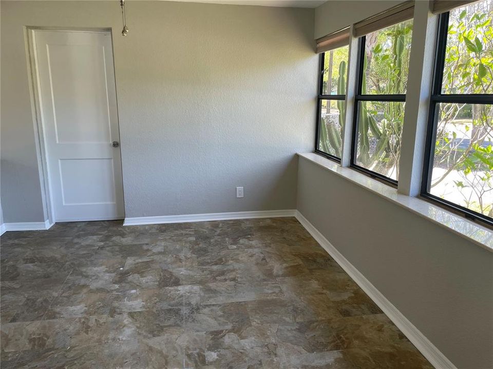 Active With Contract: $2,300 (3 beds, 1 baths, 1372 Square Feet)