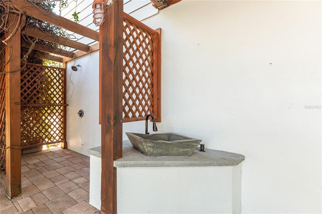 Outdoor shower and sink on lanain