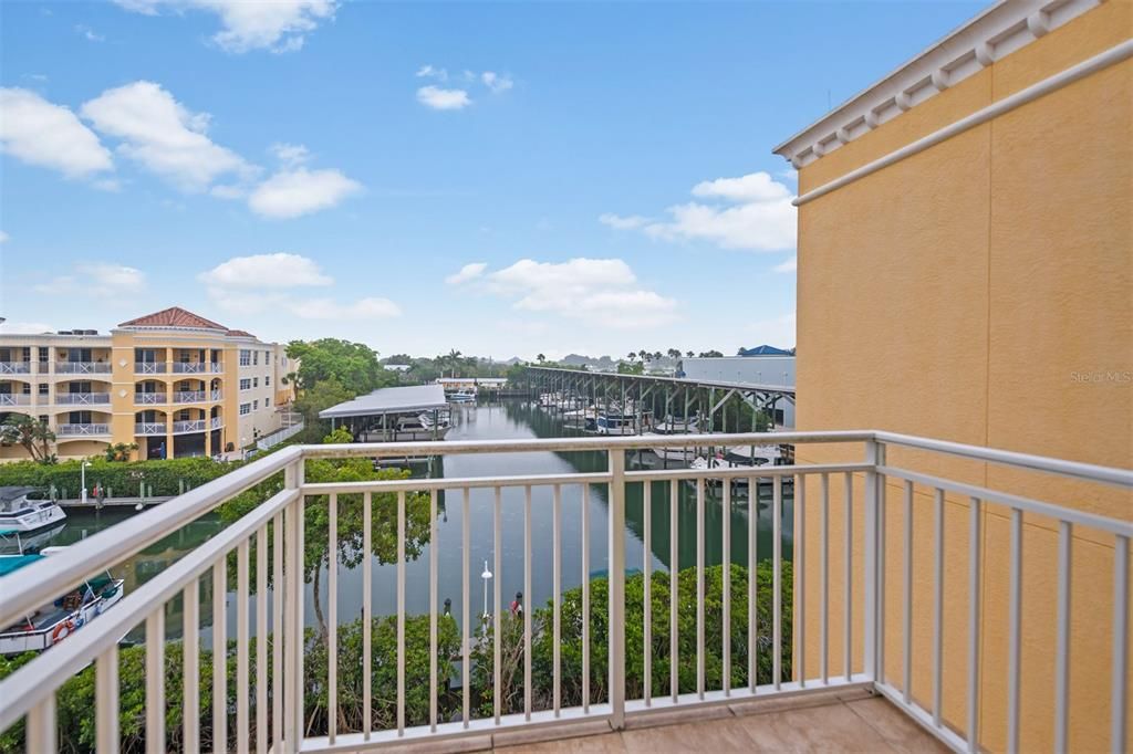 Recently Sold: $985,000 (3 beds, 3 baths, 2169 Square Feet)