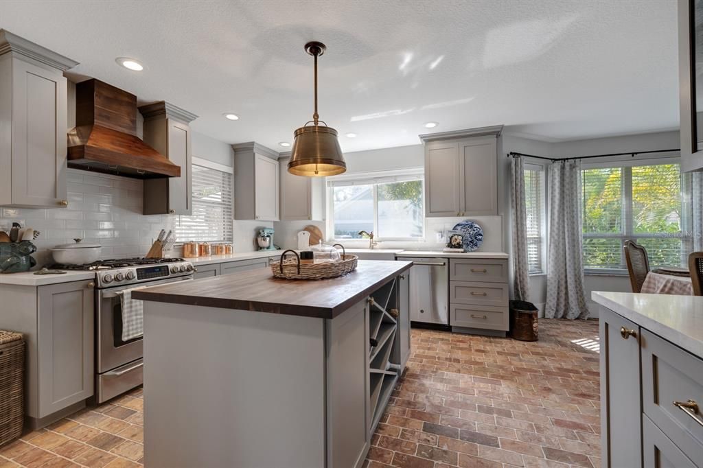 Recently Sold: $725,000 (3 beds, 2 baths, 1843 Square Feet)