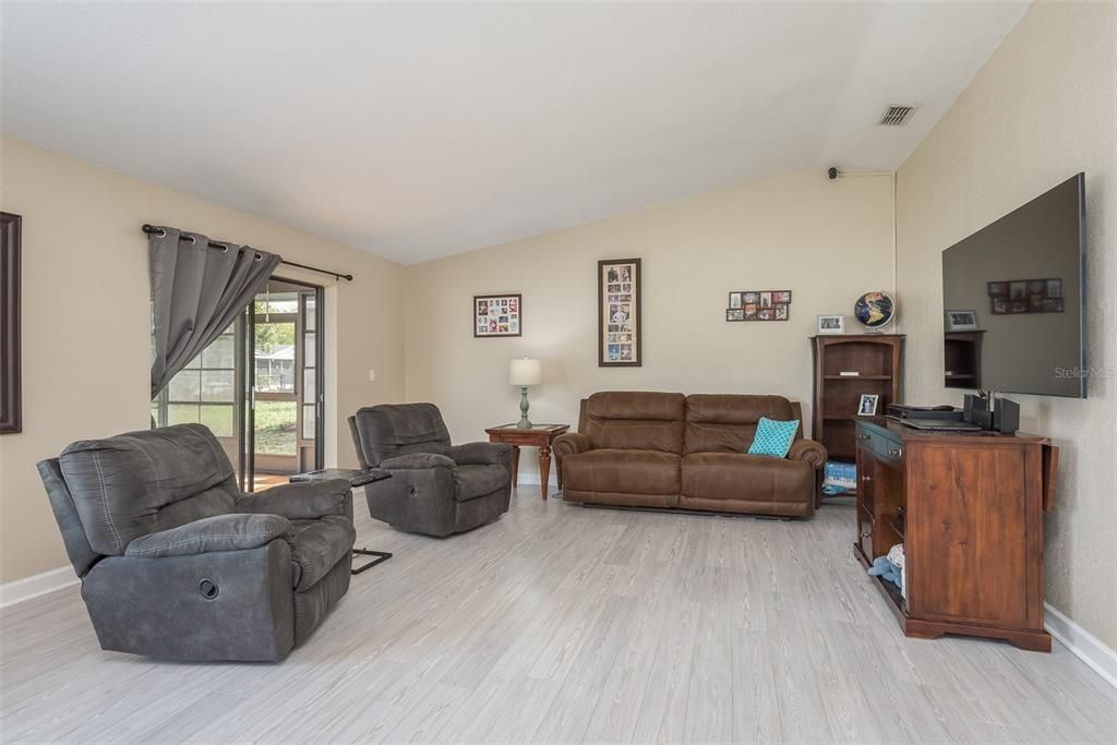 Recently Sold: $235,000 (2 beds, 2 baths, 1255 Square Feet)