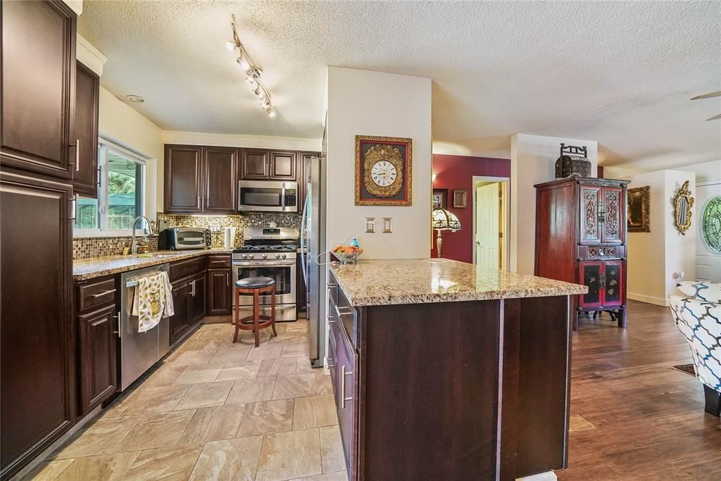 Recently Sold: $245,000 (2 beds, 2 baths, 1466 Square Feet)
