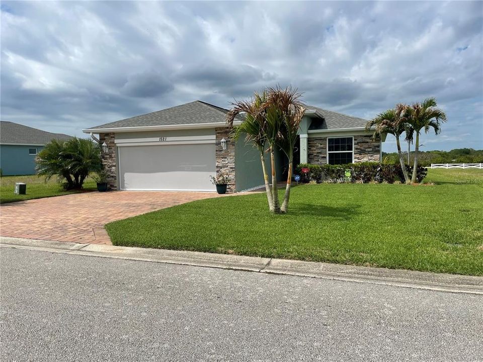 Recently Sold: $349,900 (3 beds, 2 baths, 1689 Square Feet)