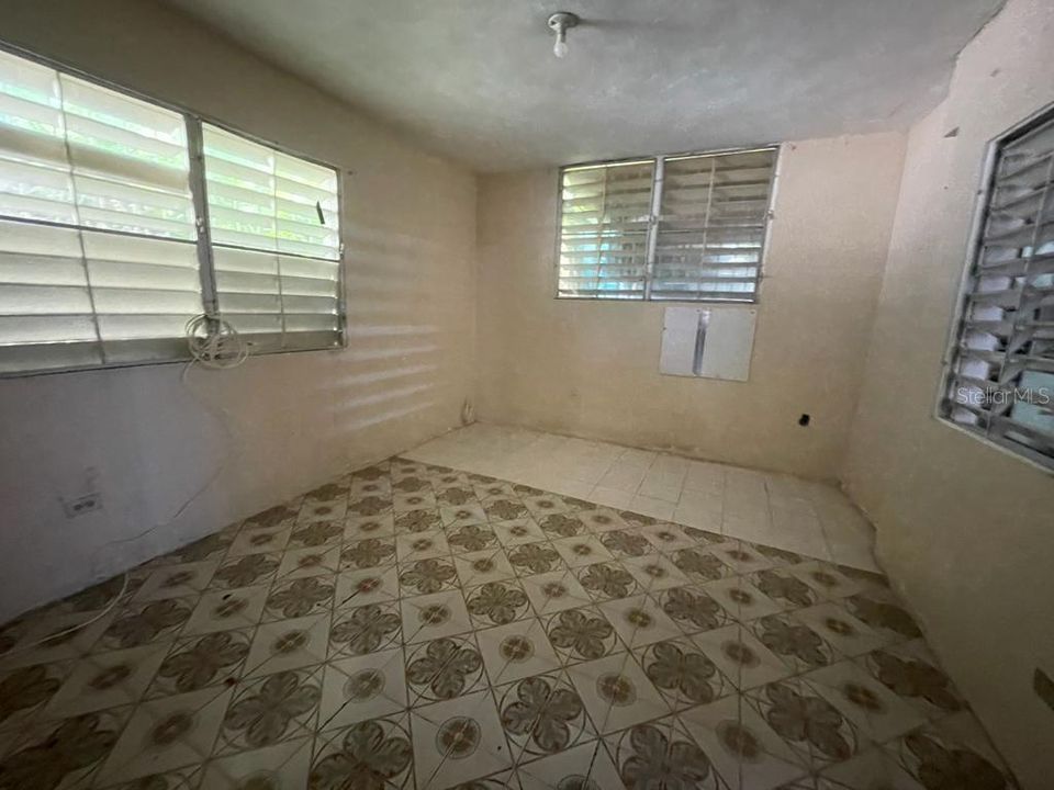 Recently Sold: $99,000 (3 beds, 2 baths, 872 Square Feet)