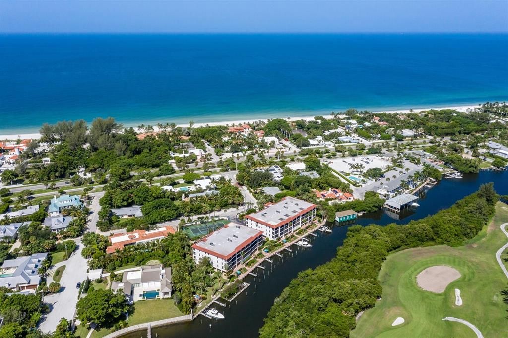 Recently Sold: $2,700,000 (3 beds, 2 baths, 1711 Square Feet)