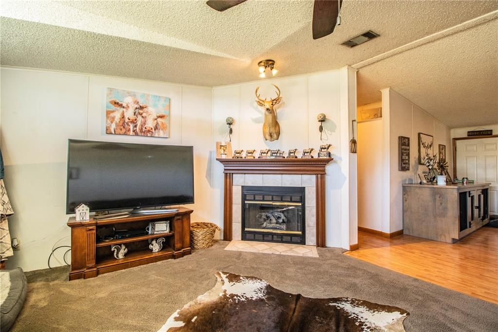 Recently Sold: $450,000 (3 beds, 2 baths, 1488 Square Feet)