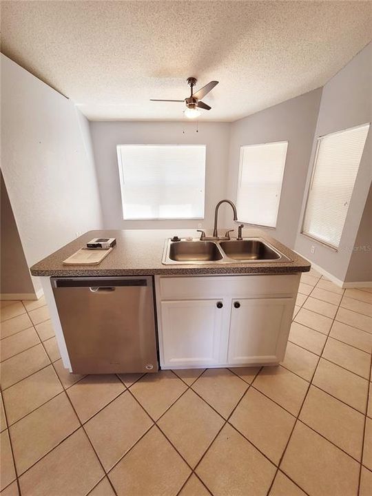Recently Rented: $1,995 (3 beds, 2 baths, 1467 Square Feet)
