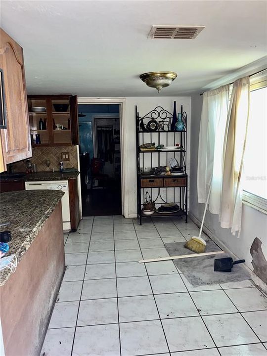 Recently Sold: $215,000 (3 beds, 1 baths, 1189 Square Feet)