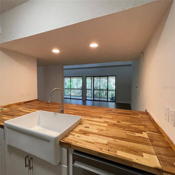 Recently Rented: $1,050 (1 beds, 1 baths, 974 Square Feet)