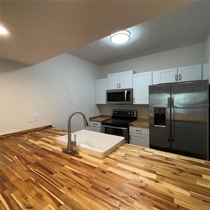 Recently Rented: $1,050 (1 beds, 1 baths, 974 Square Feet)