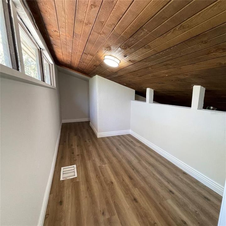 Recently Rented: $1,050 (1 beds, 1 baths, 974 Square Feet)